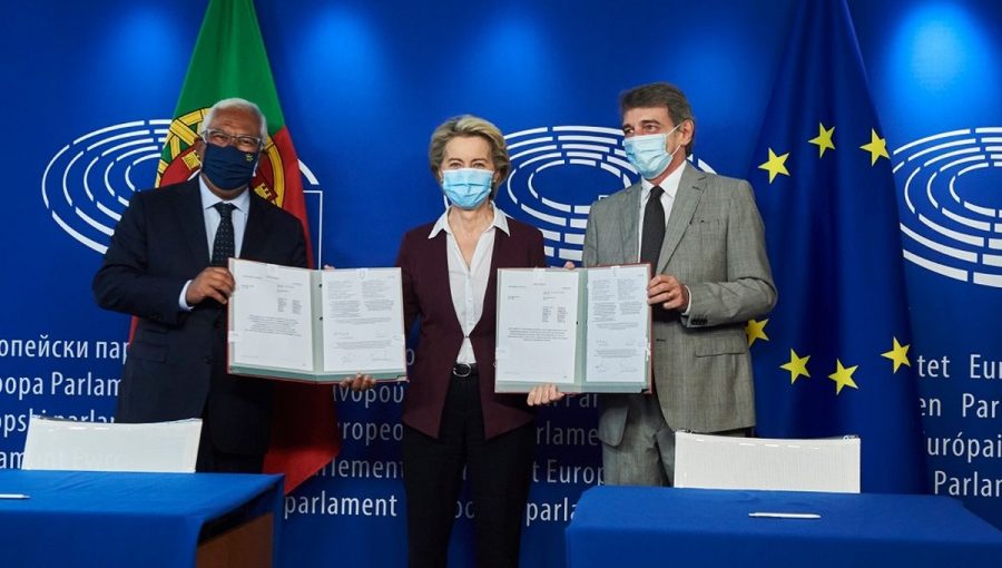 Sprava: predseda EP David Sassoli, predsedníčka EK Ursula von der Leyenová a portugalský premiér António Costa po podpise nariadenia v Bruseli. Zdroj: Európska komisia 
