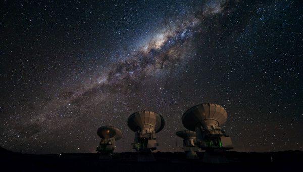 Rádiové teleskopy sú jedným z nástrojov hľadania signálov, ktoré by naznačovali inteligentný život.