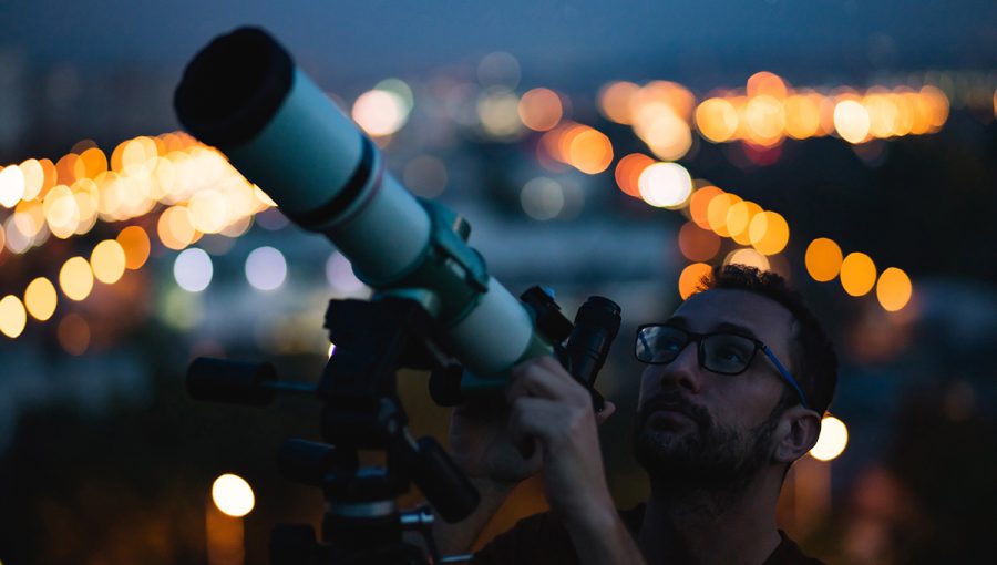 Astronóm pozorujúci nočnú oblohu teleskopom. Zdroj: iStockphoto.com