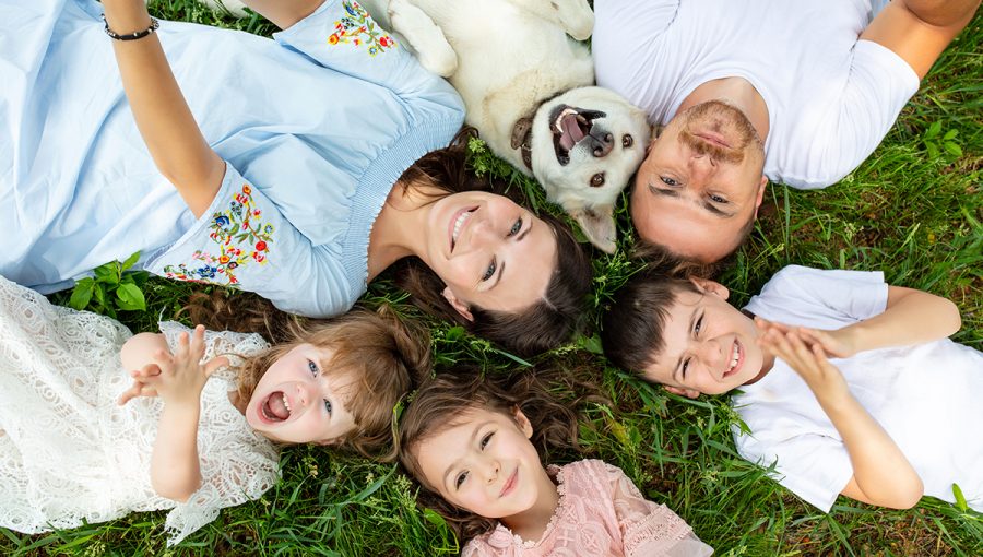 Rodina s deťmi a so psom. Zdroj: iStockphoto.com