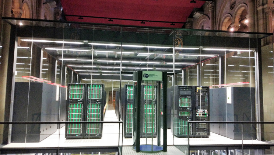 Barcelonský superpočítač Mare Nostrum umiestnený v sekularizovanej kaplnke Torre Girona. Zdroj: Wikipedia