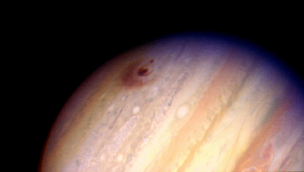 Záber Jupitera z Hubbleovho teleskopu odhaľuje miesta dopadu fragmentov „D“ a „G“ z kométy Shoemaker-Levy 9. Zdroj: NASA