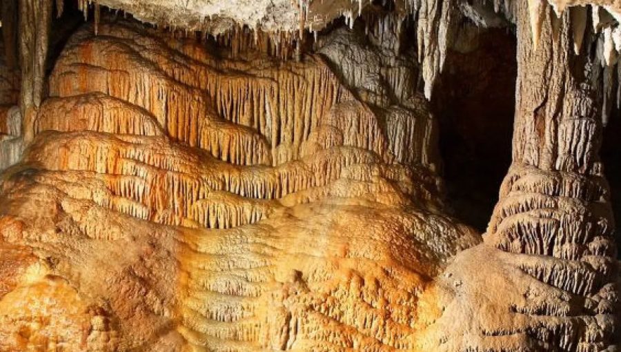 Interiér Demänovskej jaskyne slobody - pohľad na jej stenu. Zdroj: turisticky.sk