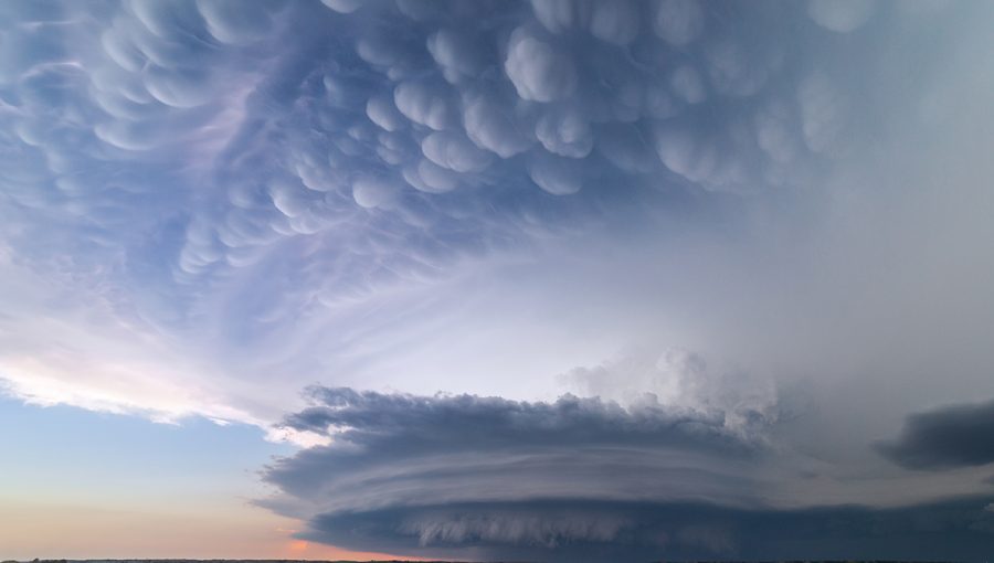 Supercelárna búrka s dramatickými oblakmi druhu mammatus. Zdroj: iStockpoto.com