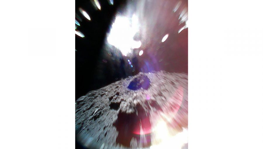 Z ktorého blízkozemského asteroidu pochádza táto fotografia, ktorú zhotovil rover HIBOU zo sondy Hajabusa 2?
