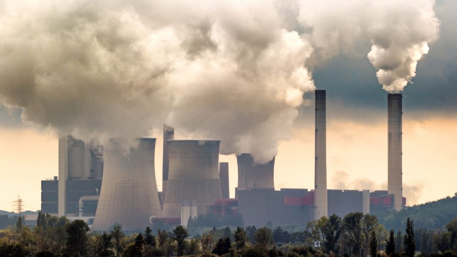 Pohľad na komíny fabriky, z ktorých prúdi množstvo dymu. Zdroj: iStockphoto.com