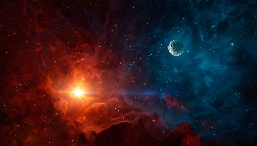 Farebná hmlovina s planétou vo vesmíre. Zdroj: iStockphoto.com
