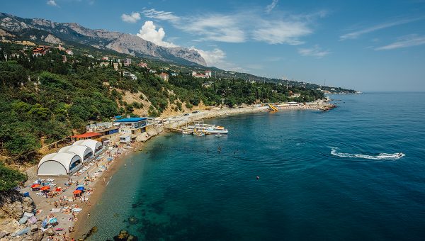 Ilustračná fotografia skalnatého pobrežia Čierneho mora, ktoré je pozostatkom dávneho megajazera. Zdroj: iStockphoto.com