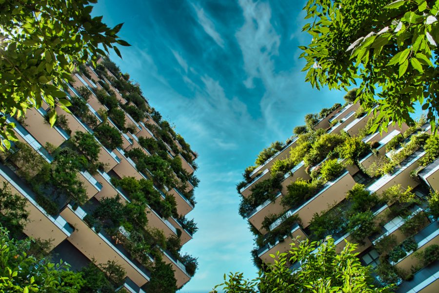 Bohatá vegetácia na priečeliach mrakodrapu Green House v Miláne. Zdroj. iStockphoto.com
