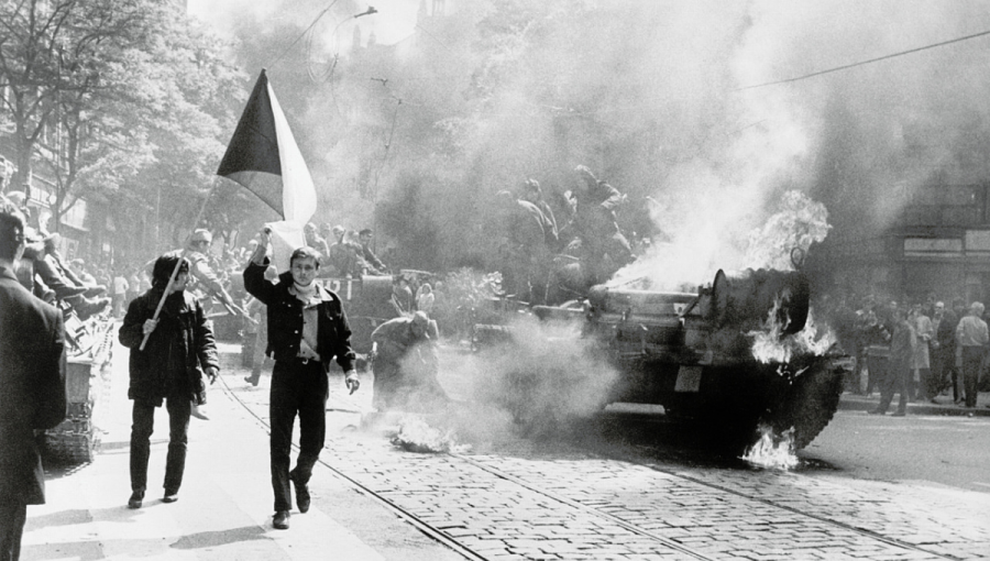 Horiaci_ruský_tank_v_uliciach_Prahy_Okupácia_1968_Zdroj_wikimedia.com
