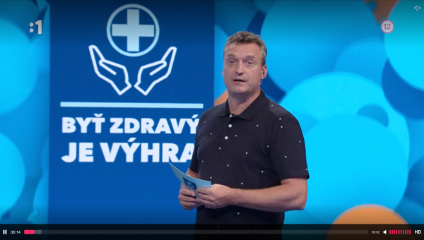 Moderátor Marcel Forgáč sprevádza televíznou očkovacou lotériou Byť zdravý je výhra. Zdroj: RTVS.png