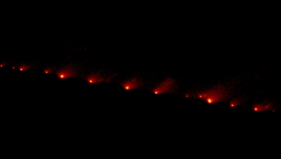 Fragmenty kométy Shoemaker-Levy 9, zachytené Hubblovým teleskopom 17. mája 1994. V júli dopadli na Jupiter. Zdroj: NASA