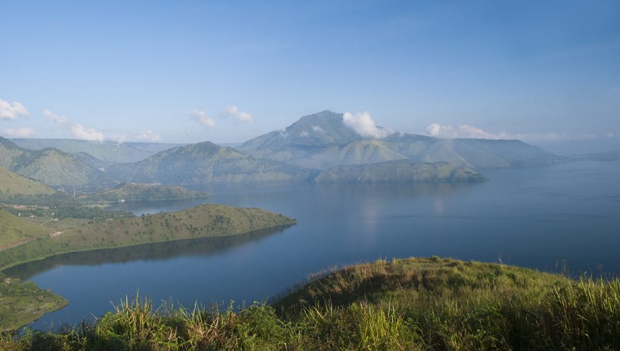 Pohľad na jazero Toba a ostrov Samosir na indonézskej Sumatre, ktoré vznikli po dávnom obrovskom výbuchu supervulkánu Toba. Zdroj: iStockphoto.com