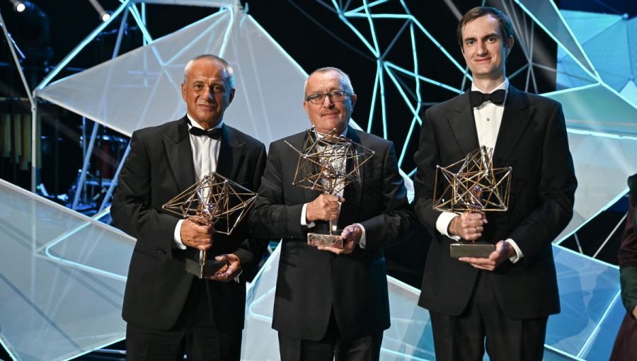 Laureáti ocenenia ESET Science Award. Zľava Jozef Zajac, Ján Dusza a Ladislav Valkovič. Zdroj: Science Award/Linda Kisková Bohušová