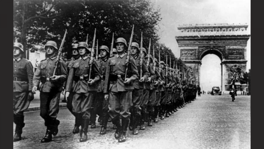 Nemecká armáda pochoduje Parížom 1_januára 1940 (v pozaídí je Víťazný oblúk) Zdroj_Wikimedia_Bundesarchiv - Bild 146-1994-036-09A_CC-BY-SA