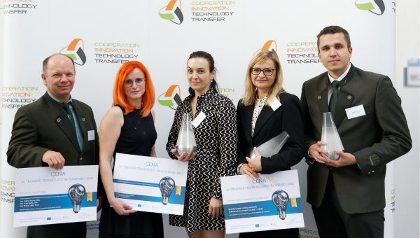 Ocenení vedci s cenou COINTT 2021. Foto: Marián Zelenák, CVTI SR