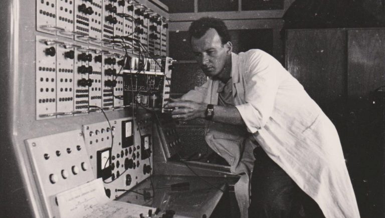 Konštruktér Ivan Plander so súčiastkou do počítača. Zdroj: Nákres zapojenia súčiastky z 15. októbra 1956. Zdroj: Múzeum počítačov, Výpočtové stredisko CSČ SAV
