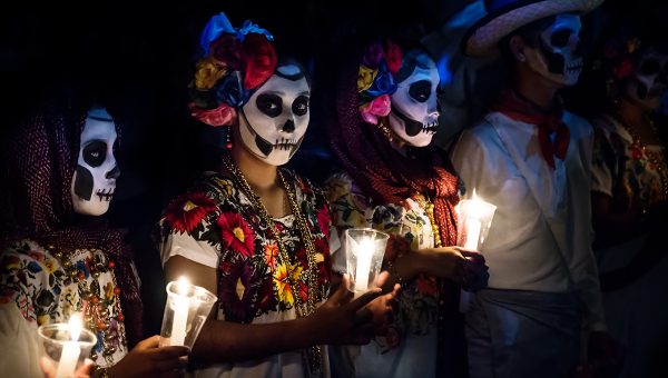 Tri ženy v kostýmoch počas osláv sviatku v Mexiku. Zdroj: iStockphoto.com
