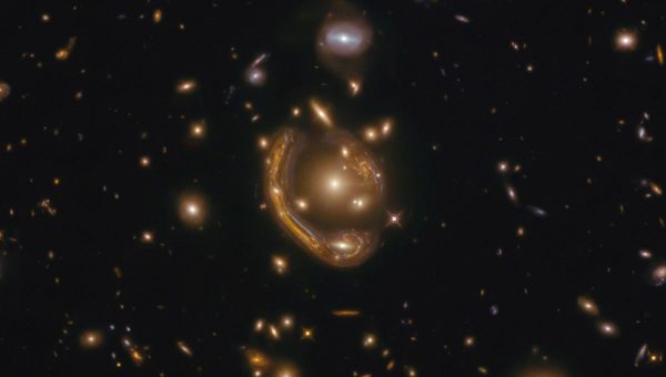Gravitačná šošovka skrivila svetlo zo vzdialenej galaxie natoľko, že vznikol jav zvaný Einsteinov prstenec. Zdroj: ESA/Hubble/NASA/S. Jha