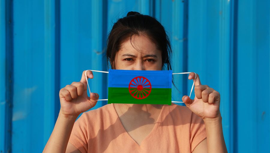 Žena s rómskou vlajkou na rúšku. Zdroj: iStockphoto.com