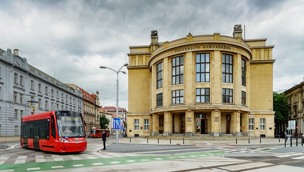 Pohľad na hlavnú budovu Univerzity Komenského v Bratislave. Foto: UK Zdroj: Wikipedia.