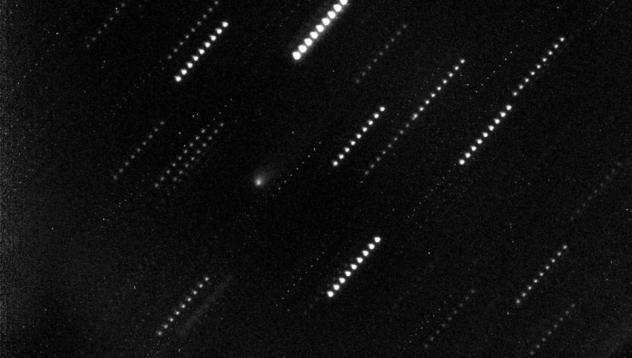 Kométa Borisov (hmlistý kotúčik pod stredom obrázka) na snímke z 13. septembra 2019. Snímku získali M. Pikler a M. Husárik pomocou 1,3 m ďalekohľadu observatória Astronomického ústavu SAV na Skalnatom Plese. Obrazy hviezd sú predĺžené vďaka pohybu ďalekohľadu, ktorý počas expozície sledoval pohyb kométy medzi hviezdami. Zdroj: J. Svoreň