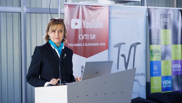 Šéfredaktorka časopisu Quark Renata Józsová počas prednášky v rámci Týždňa vedy a techniky. Zdroj: Marián Zelenák