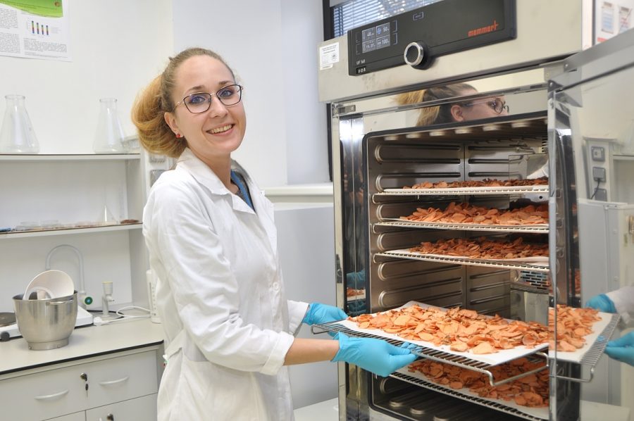 Veronika Valková, odborná pravoníčka Laboratória cereálnych technológií Výskumného centra AgroBioTech pri príprave pečiva. Zdroj: SPU v Nitre