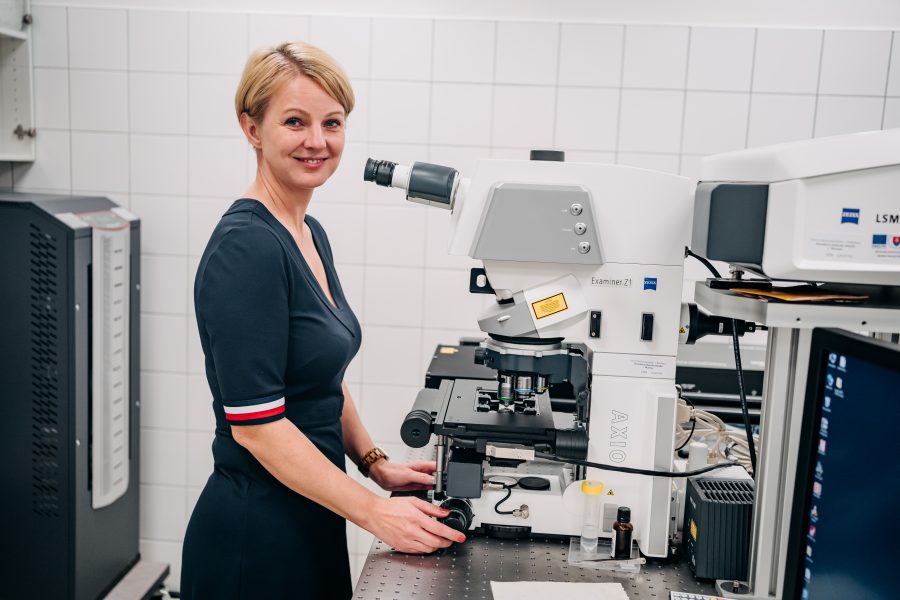 Biochemička Alžbeta Kráľová Trančíková v laboratóriu za mikroskopom. Zdroj: Agentúra Null. 