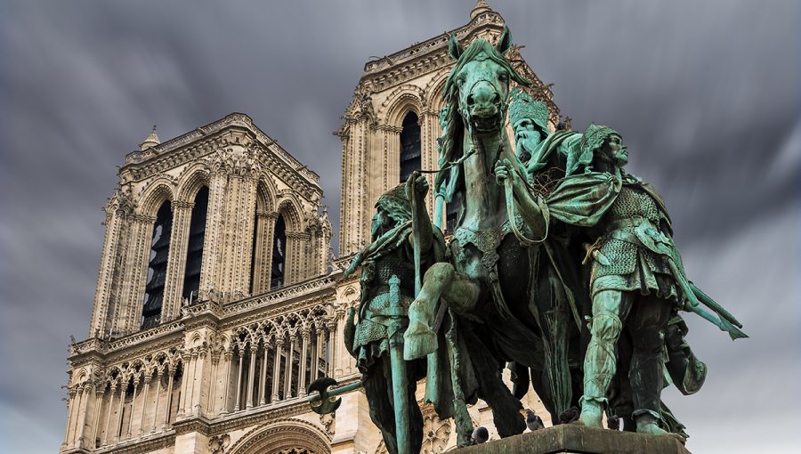 Bronzová socha Karla Veľkého pred Notre Dame. Zdroj: iStockphoto.com.