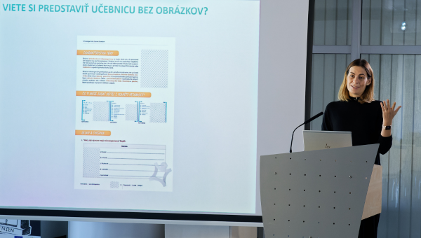 Lucia Ciglar prednáša v rámci TVT 2021 o tvorb infografík. Foto: Marián Zelenák - CVTI SR