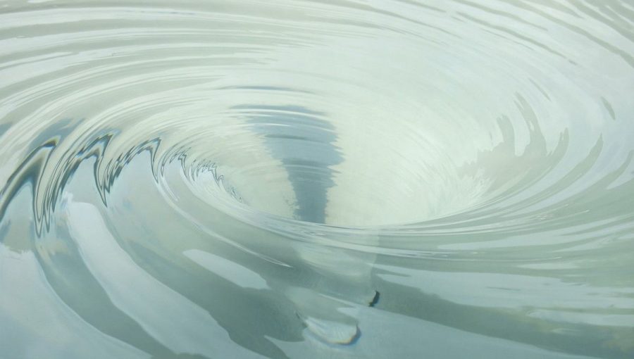 Aj na vír na vodnej hladine sa dá pozerať ako na samostatnú časticu nesúcu okrem iného aj moment hybnosti. Zdroj: Pixabay