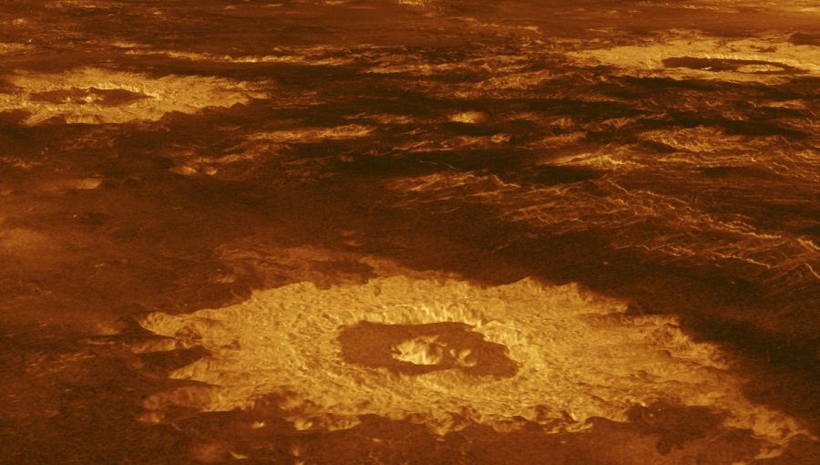 Povrch Venuše s trojicou dopadových kráterov s priemerom 40 až 60 kilometrov.
