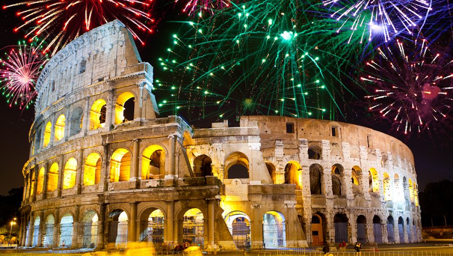 Oslavy Nového roka v podobe ohňostrojov nad Koloseom v Ríme. Zdroj: iStockphoto.com