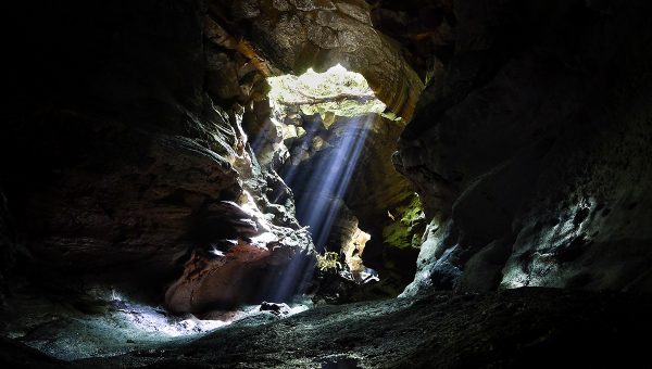 Svetlo prechádzajúce do jaskyne. Zdroj: iStockphoto.com