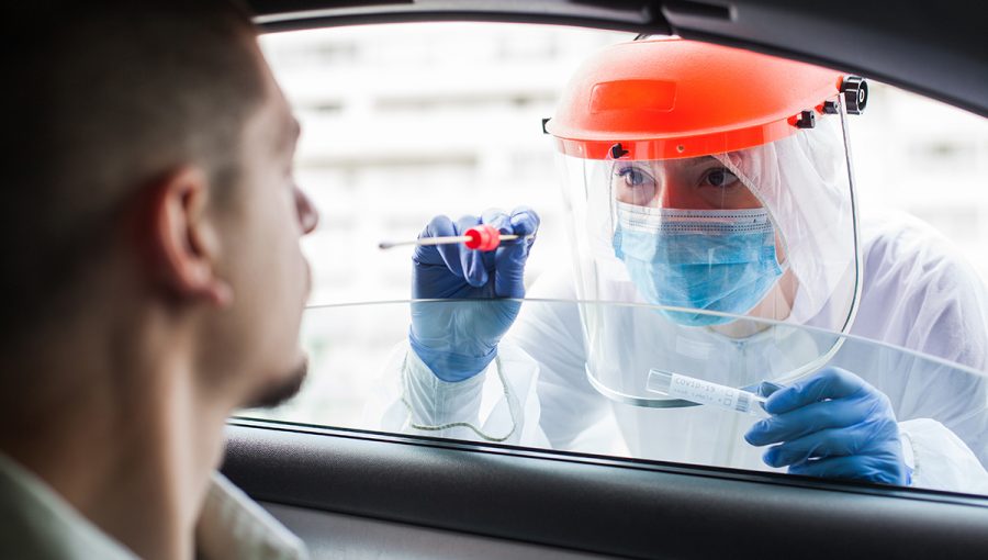 Testovanie na koronavírus z auta. Zdroj: iStockphoto.com