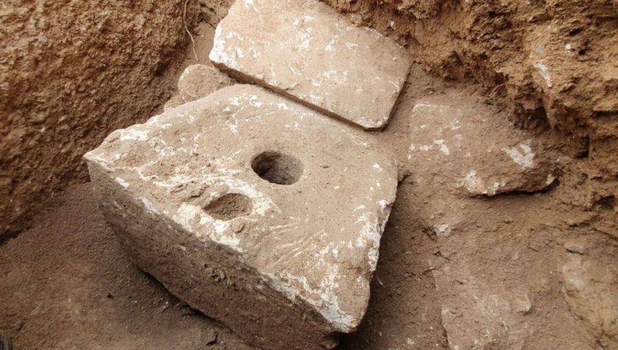 Kamenné sedadlo starovekej toalety, ktorú našli v Jeruzaleme. Zdroj: Joli Schwartz