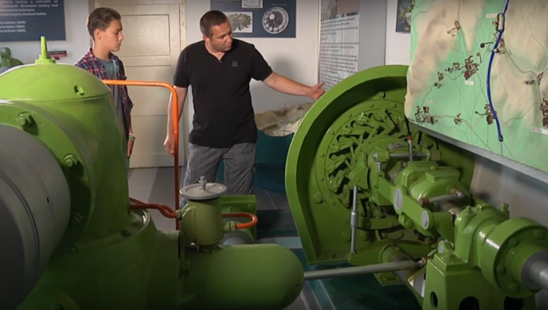 Erik Benko (vpravo), kurátor Slovenského technického múzea v Košicciach vysvetľuje Matejovi, ktorý sprevádza dokumentom funkciu parných turbín. Zdroj: dokumentárny film Rande s Relkom