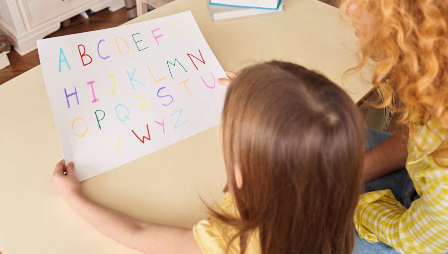 Dieťa sa učí abecedu. Zdroj: iStockphoto.com