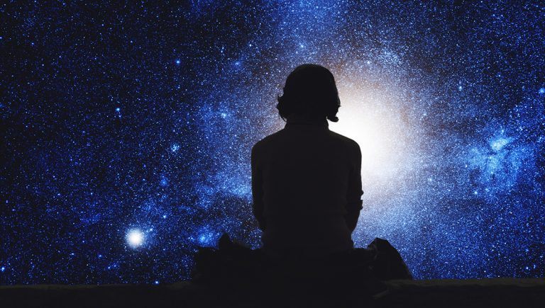 Dievča pozorujúce nočnú oblohu plnú hviezd. Zdroj: iStockphoto.com