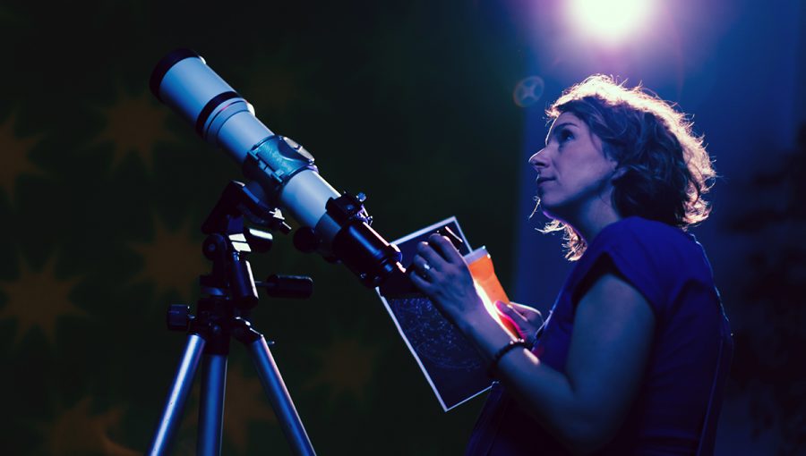 Žena pozorujúca nočnú oblohu teleskopom. Zdroj: iStockphoto.com