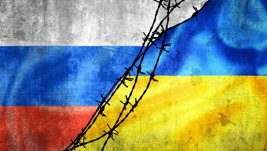 Vlajky Ruska a Ukrajiny oddelené ostnatým drôtom. Zdroj: iStockphoto.com