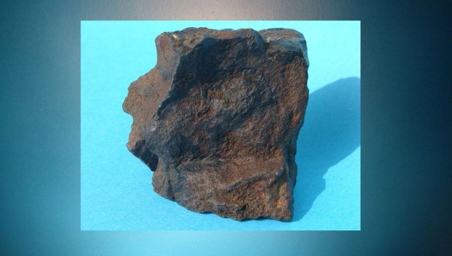 Kamenný meteorit Rumanová obsahuje okrem prevládajúcej minerálnej zložky aj pomerne vysoký podiel železa (fragment). Zdroj: Peter Poliak