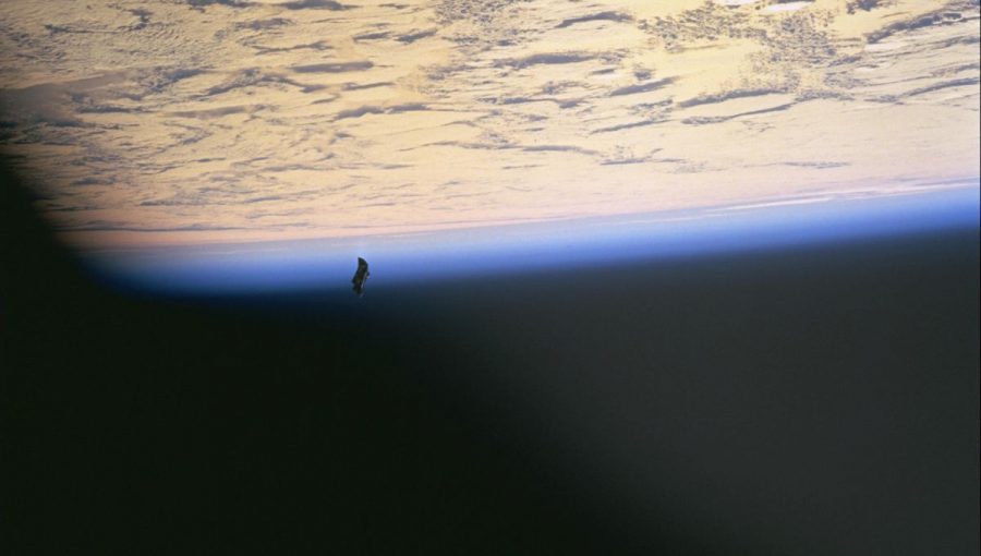 Vesmírny odpad, ktorý odfotili astronauti počas letu raketoplánu Endeavour v roku 1998. Zdroj: NASA