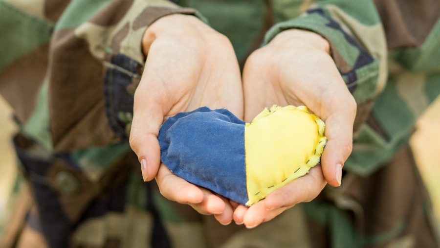 Modrožlté vyšívané srdce na znak solidarity s Ukrajinou.