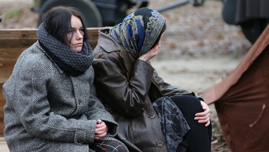 Dve ženy – utečenkyne čakajú na ulici mesta. Zdroj: iStockphoto.com