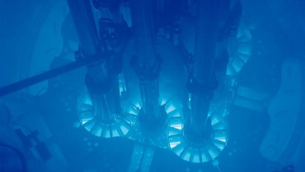 Čerenkovo žiarenie pri jadrových reaktoroch. Zdroj: Wikiwand.com