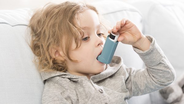 Dieťa používajúce inhalátor na astmu. Zdroj: iStockphoto.com