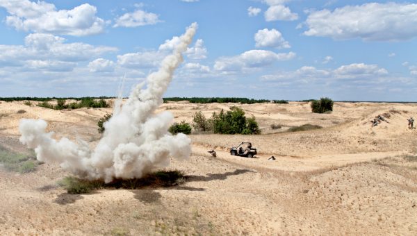 Výbuch bomby v púšti. Zdroj: iStockphoto.com