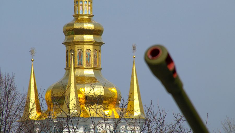 Delostrelecká zbraň pred zlatou vežou ortodoxného kostola v Kyjeve. Zdroj: iStockphoto.com